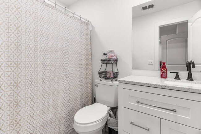 Building Photo - 4 bed 3 bath