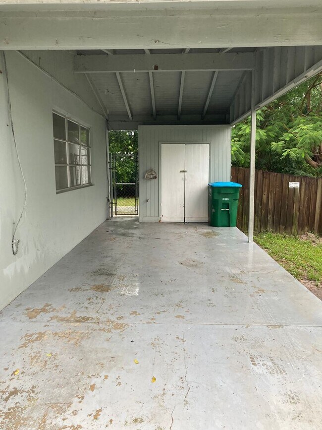 Building Photo - 2 Bed 2 Bath Home | Carport | Fenced Yard ...