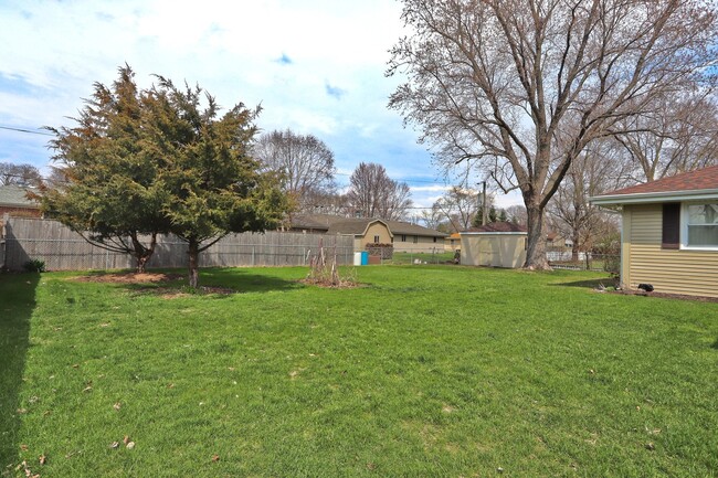 Building Photo - 1050 E Southmor Rd