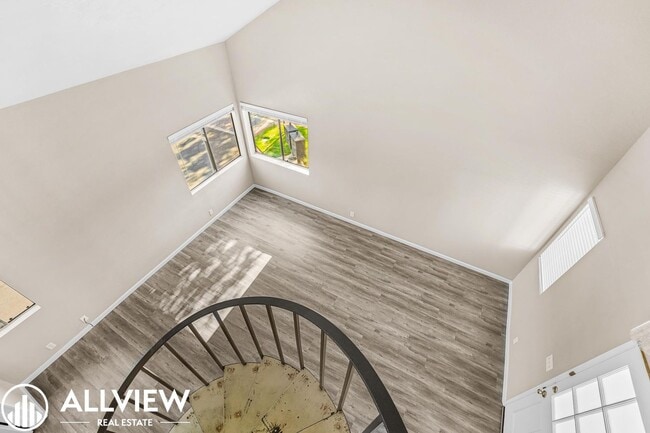 Building Photo - 2 Bedroom, 2 Bathroom Updated Townhome in ...