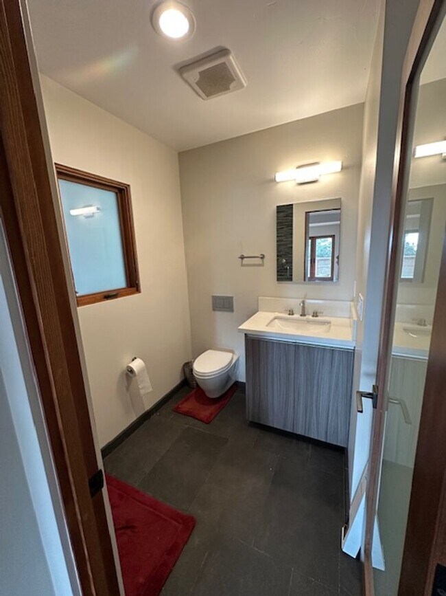 Building Photo - 402 S Clementine St