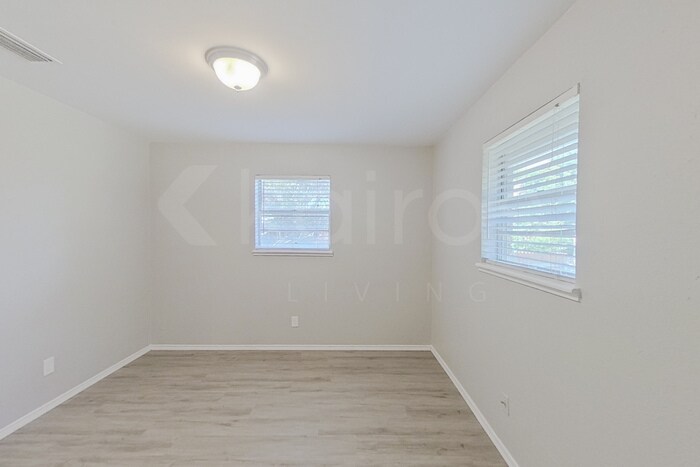 Building Photo - 168 Creekview Dr E