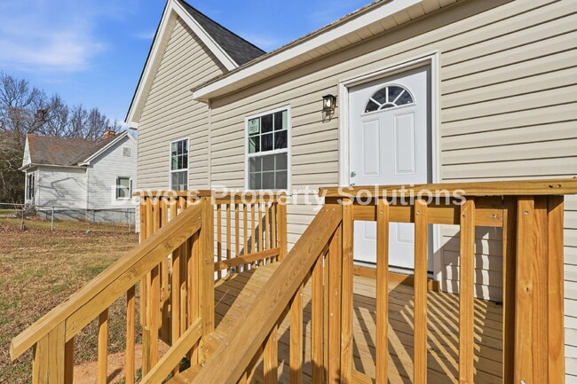 Building Photo - Charming Updated Home in Prime Winston-Salem Location