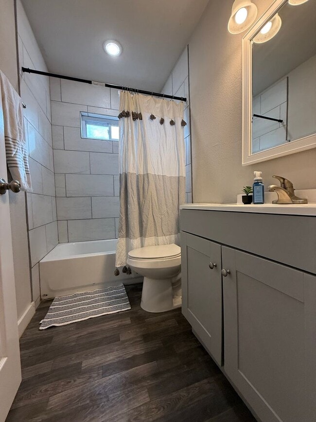 Building Photo - 3/1 Located in near downtown eating & shopping - Newly Remodeled - FENCED YARD