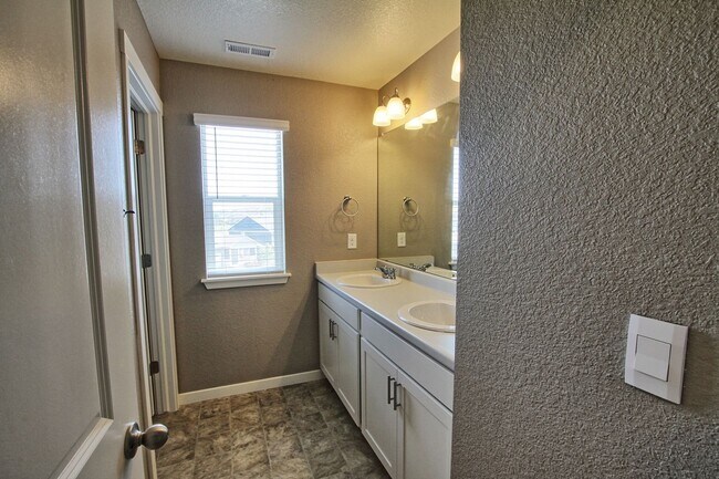 Building Photo - 6 bed 4 bath 3 car garage Crystal Valley Ranch house