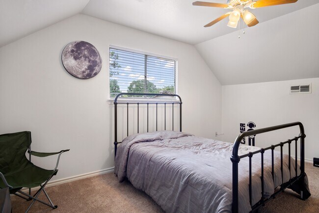 Building Photo - 706 Yale Ln