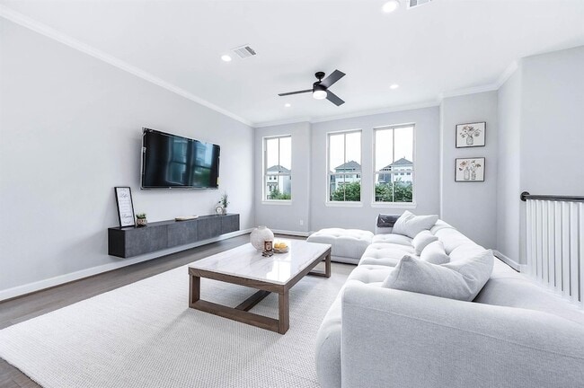 Building Photo - 2022 Groveland Glen Dr