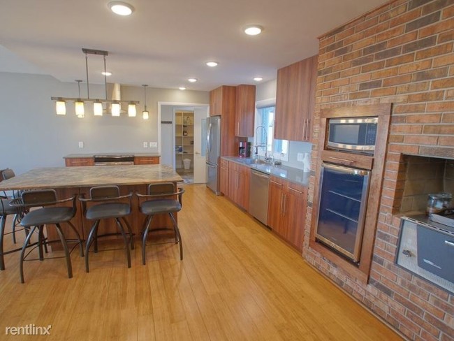Building Photo - 3 br, 3 bath House - 600 S. State St.