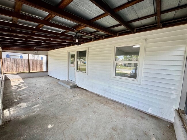 Building Photo - GORGEOUS REMODELED 3BR/2BA Zephyrhills Home with HUGE SCREENED IN PORCH and Shed