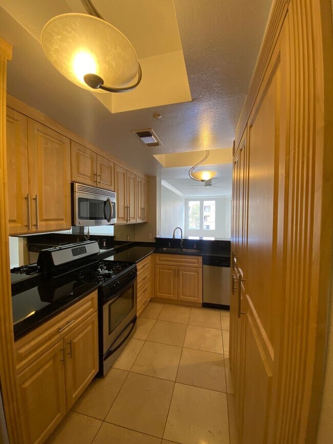 Building Photo - Remodeled 2 Bedroom Condo Just Off the Strip!