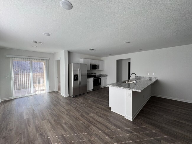 Building Photo - 3 bedroom Newer home
