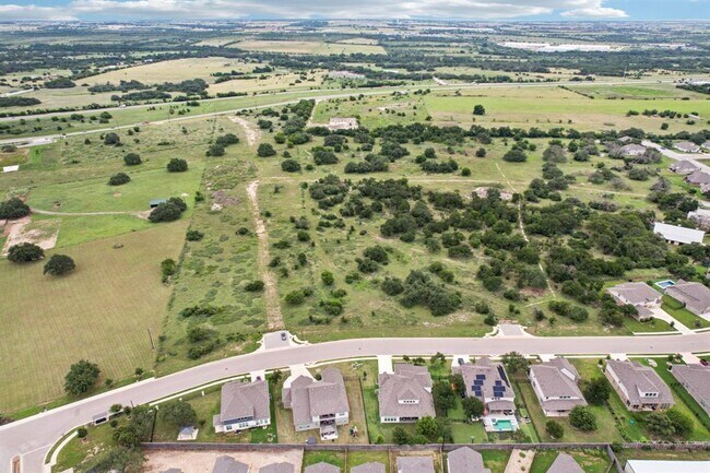 Building Photo - 1104 Scenic Oaks Dr