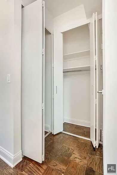 Building Photo - PERFECT Chelsea Studio !!
