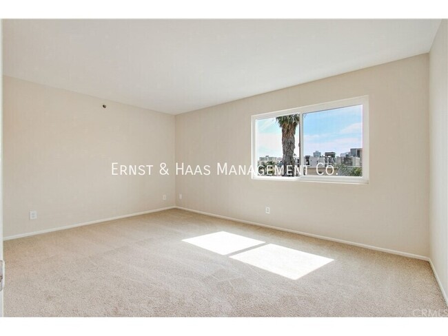 Building Photo - Beautiful Third Floor Condo with City Views!