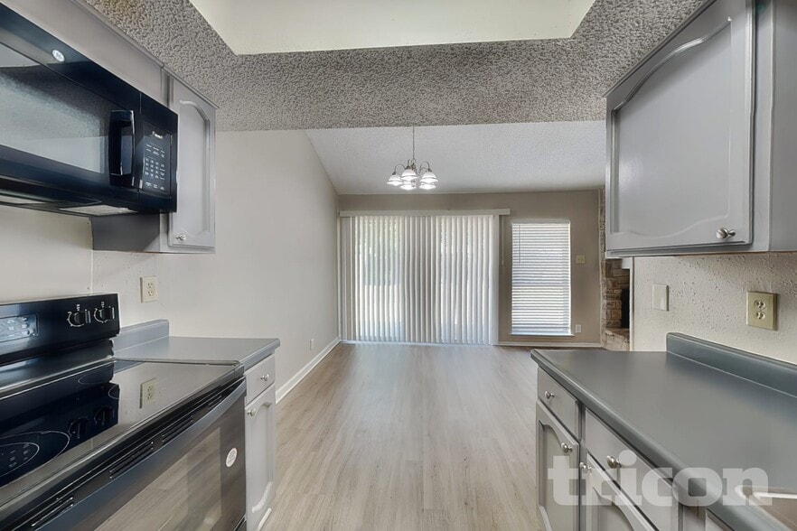 Building Photo - 7527 Ledgebrook Dr