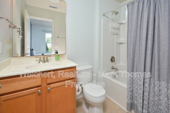 Building Photo - 100 Stratford Lakes Dr