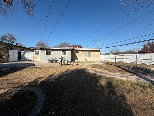 Building Photo - 2136 Ridgeway St