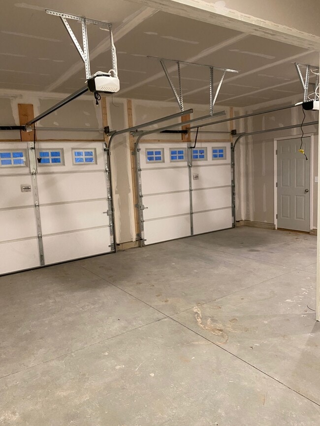 Building Photo - 10 Red Maple Ln
