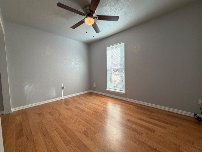 Building Photo - "Charming 3-Bed with 2 Full Baths in Lubbo...