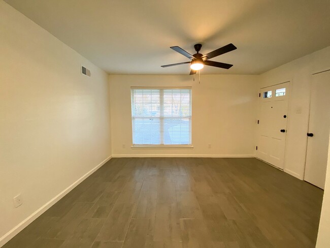 Building Photo - Updated 2 bedroom, 1 bath duplex near Sam ...