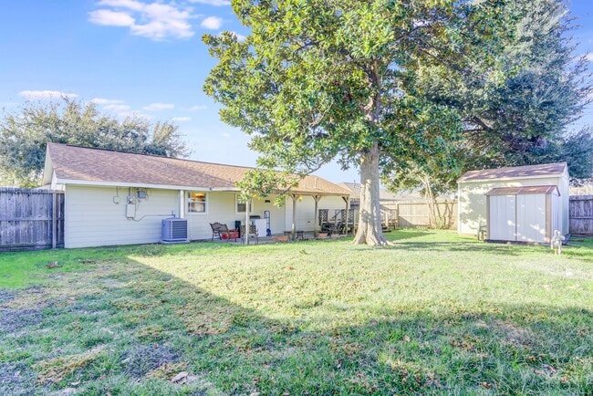 Building Photo - 3811 Bennett Dr