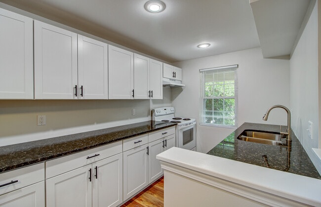 Building Photo - 204 Parkwood Dr