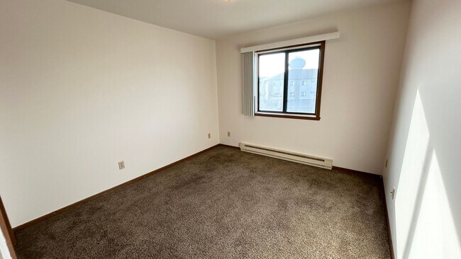 Building Photo - Pet Friendly 2 bedroom 1 bathroom for Rent!