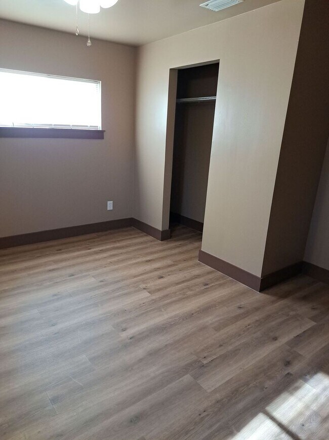 Building Photo - 523 E 8th St