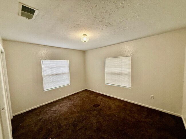 Building Photo - Spacious 3-Bed, 2-Bath Home with Private Yard in NW Gainesville