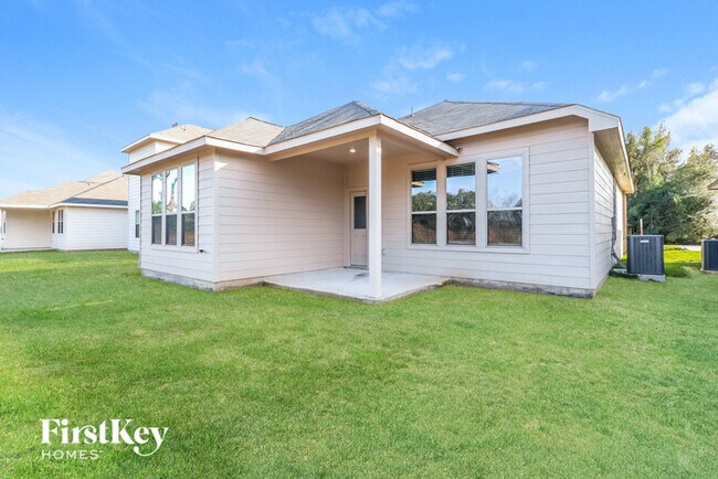 Building Photo - 14715 Country Club Dr