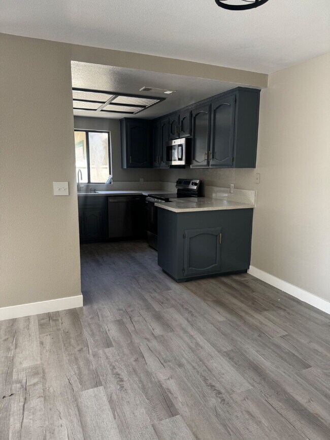 Building Photo - Newly Renovated 2-Bed, 2-Bath Condo at 3559 Guadalupe