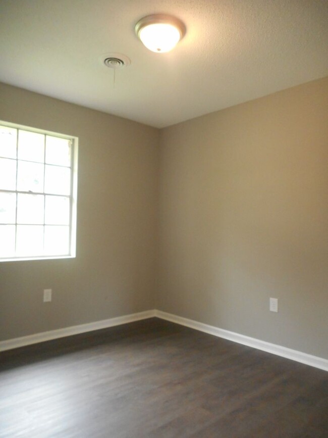 Building Photo - Charming 3 Bedroom, 1.5 Bath Home with Gar...