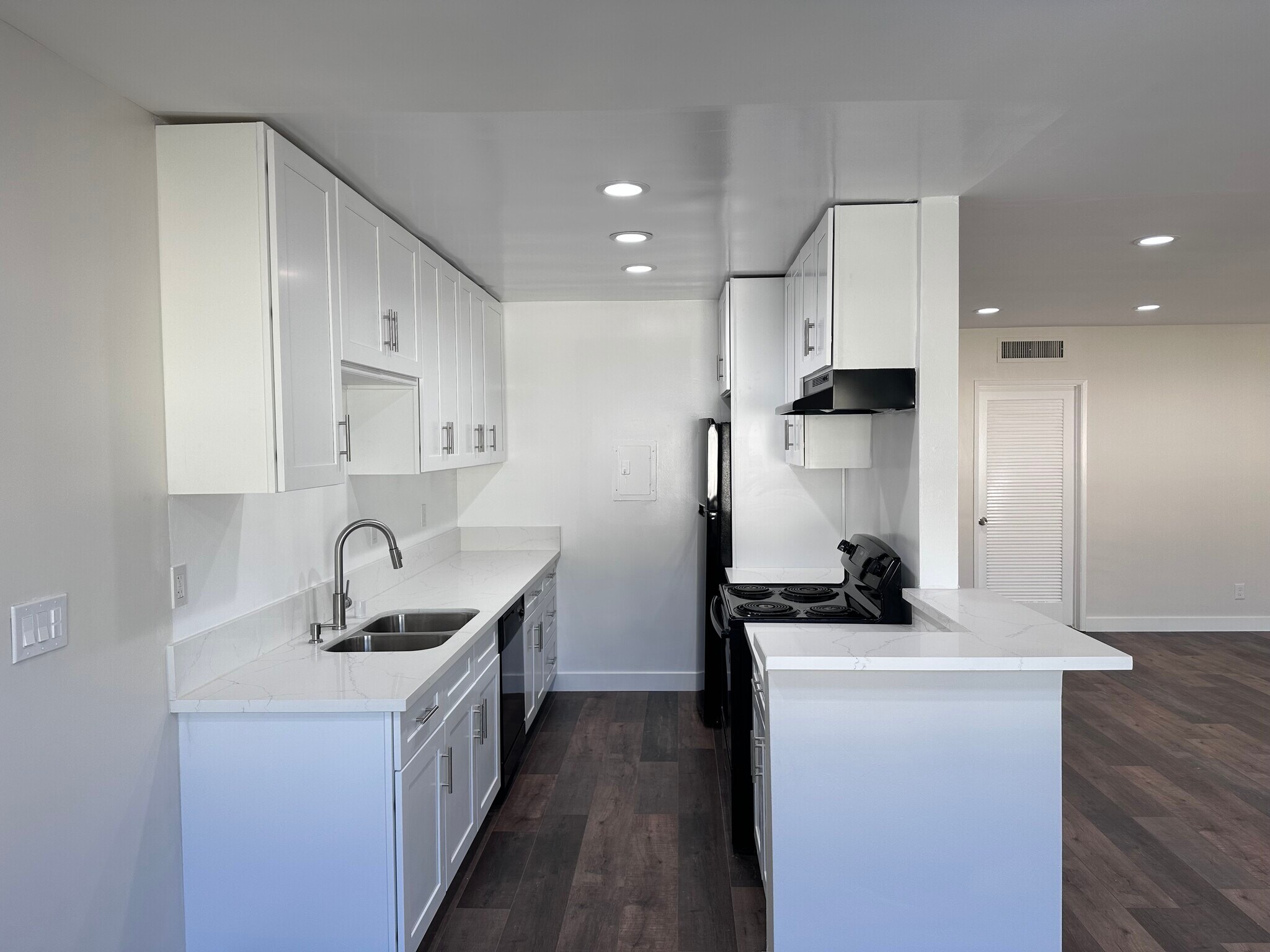 Building Photo - 5328 Newcastle Ave