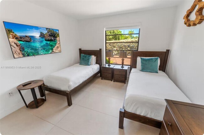 Building Photo - 7536 W Treasure Dr