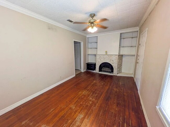 Building Photo - 824 Llano St