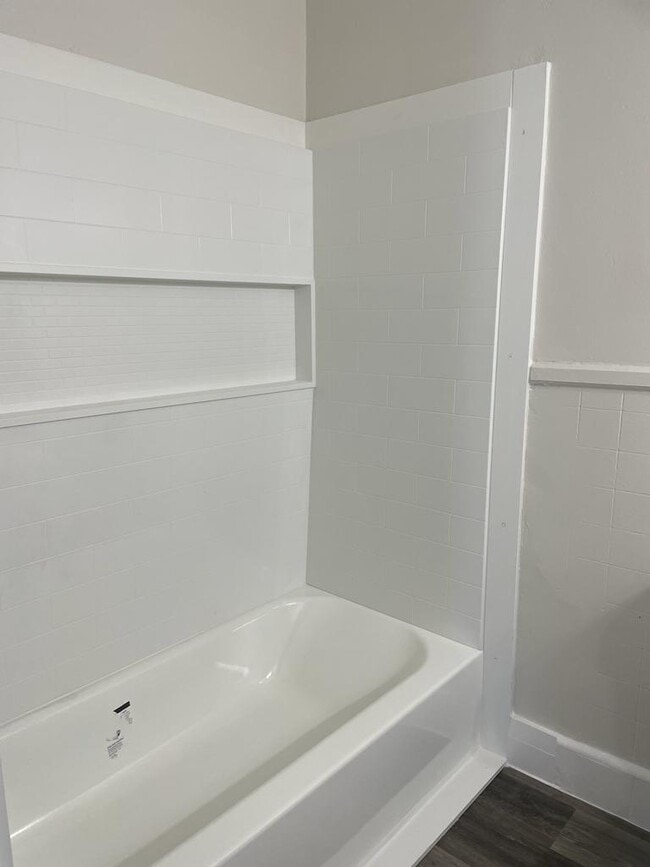 Building Photo - 1411 E Main St