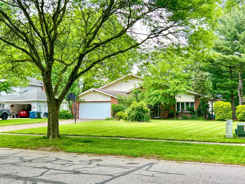 Building Photo - 25946 Tallwood Dr
