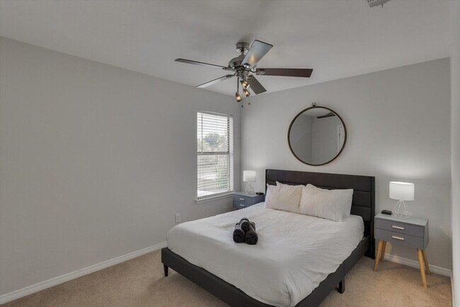 Building Photo - 516 Maywood Ln