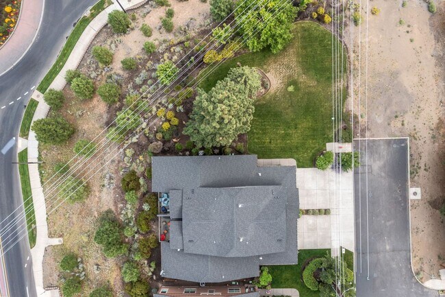 Building Photo - 3 Bed 2.5 bath plus Office/den-Townhome-Ri...