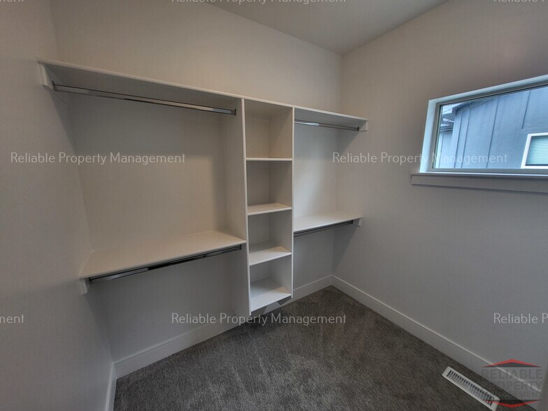 Building Photo - 487 Easy St