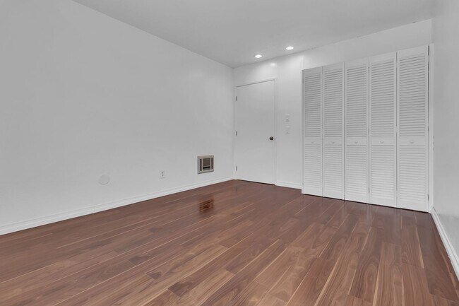 Building Photo - 1040 W MacArthur Blvd