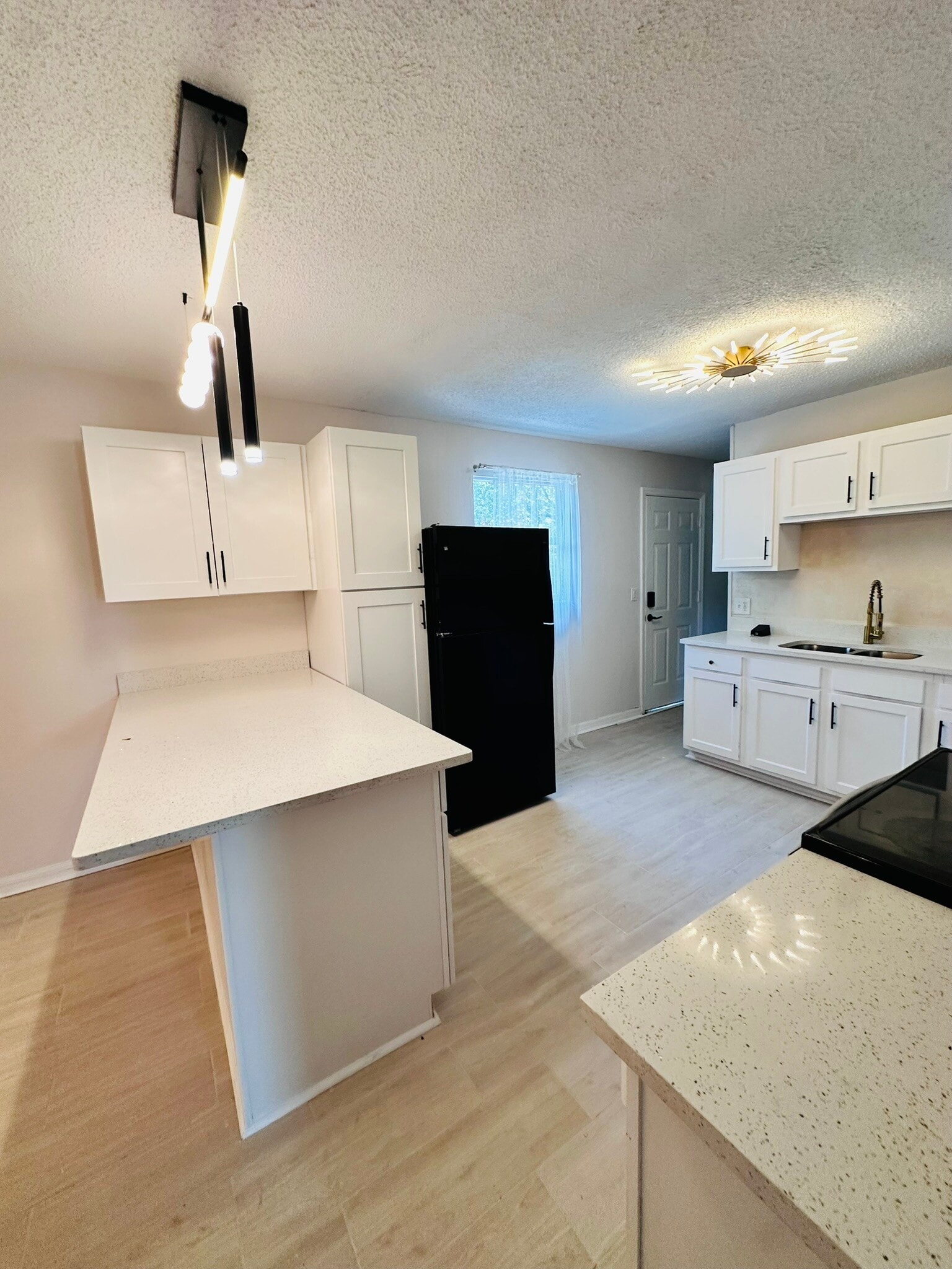 Building Photo - 6650 Pinnochio Dr