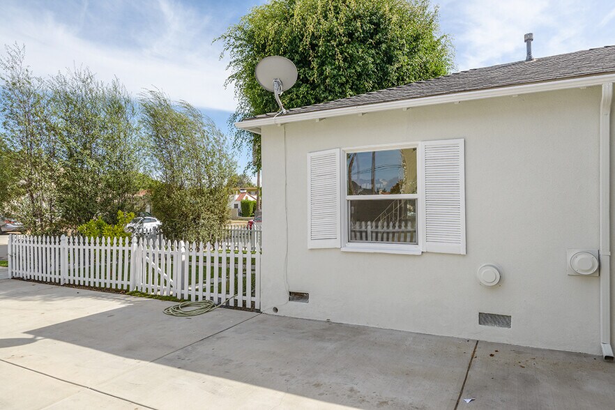 Building Photo - 1517 S Orange Grove Ave