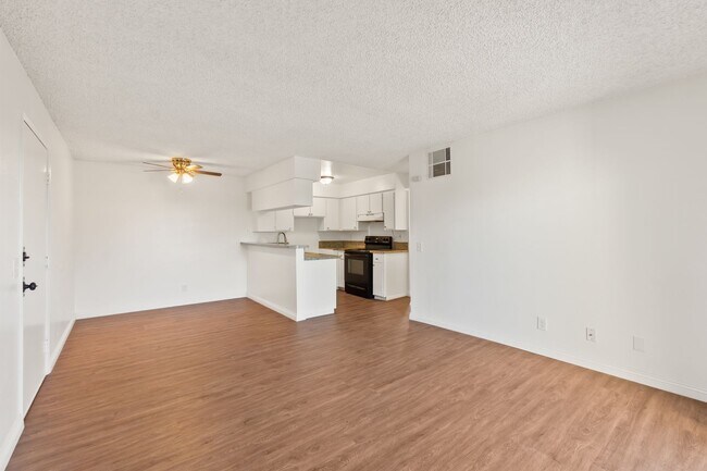 Building Photo - Updated 1BD/1BA Apartment in well maintain...