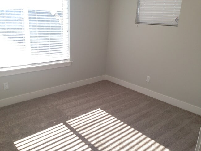 Building Photo - Beautiful Modern Home in Lehi w attached 2 car garage!