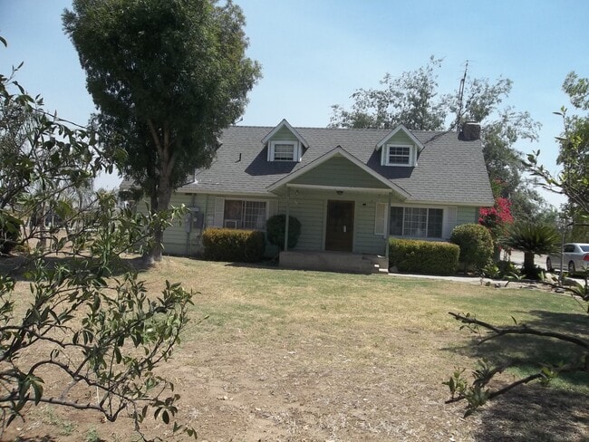 Building Photo - Country Home!!