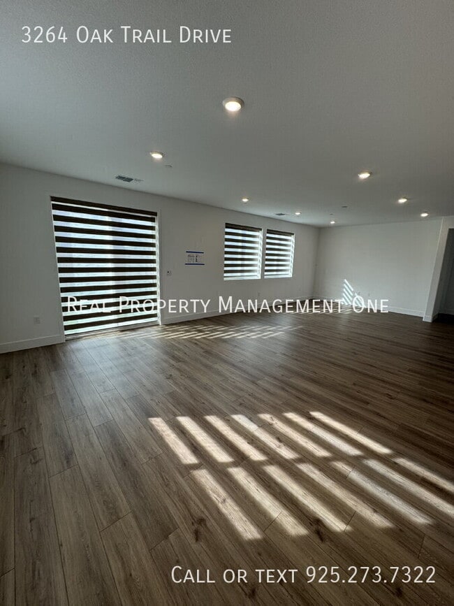 Building Photo - 3264 Oak Trl Dr