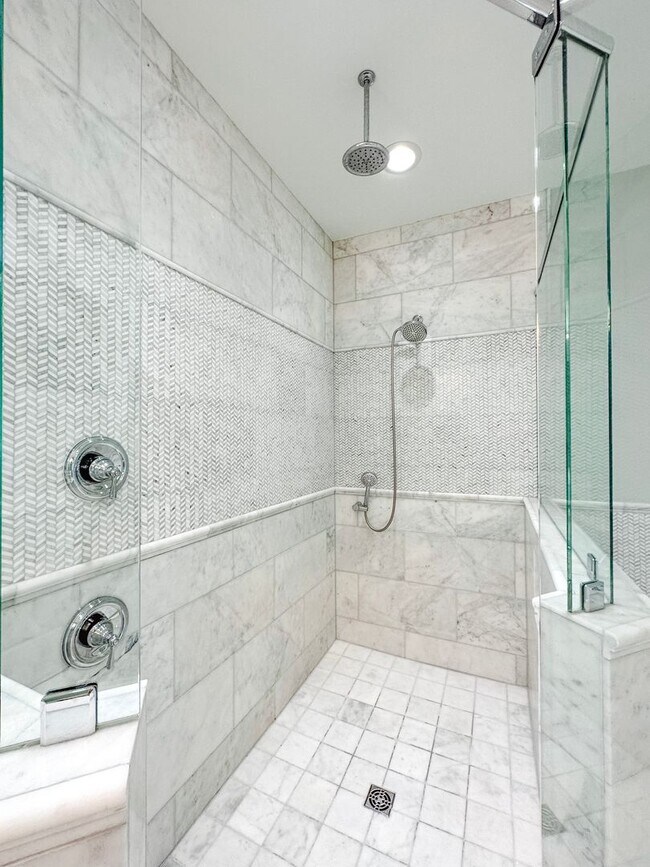 Building Photo - New, exclusive 3200 sq ft 4 bedroom/3.5bat...