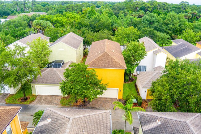 Building Photo - 2567 SE Ruskin Dr