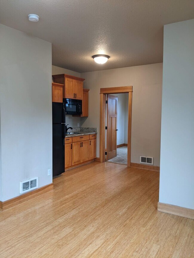 Building Photo - 675 Larch Ct